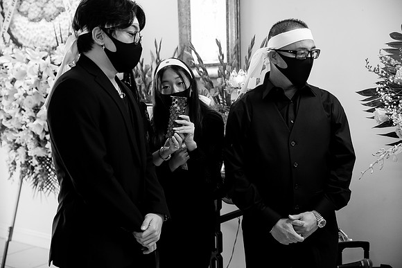 Hien's Mom Funeral-B&W (426)