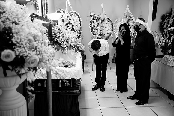 Hien's Mom Funeral-B&W (227)