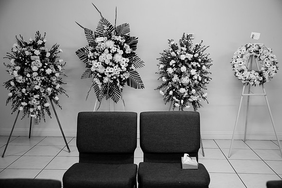 Hien's Mom Funeral-B&W (257)