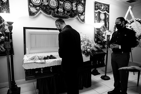 Hien's Mom Funeral-B&W (427)