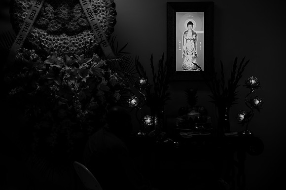 Hien's Mom Funeral-B&W (47)