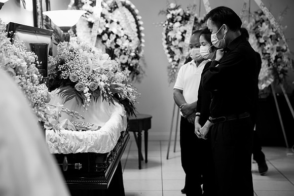 Hien's Mom Funeral-B&W (317)