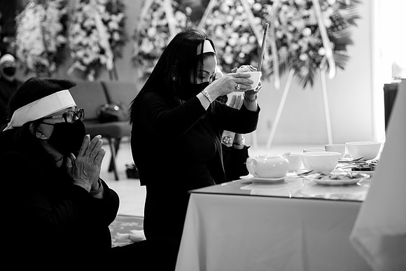 Hien's Mom Funeral-B&W (213)
