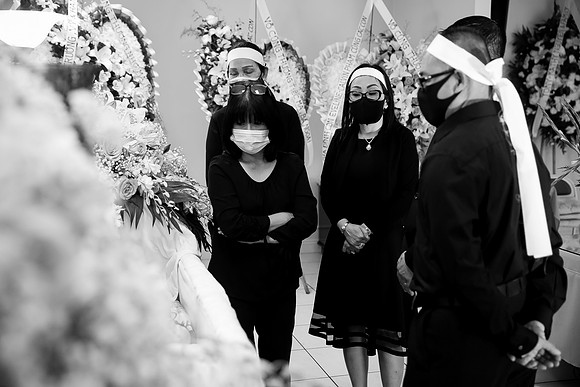 Hien's Mom Funeral-B&W (243)