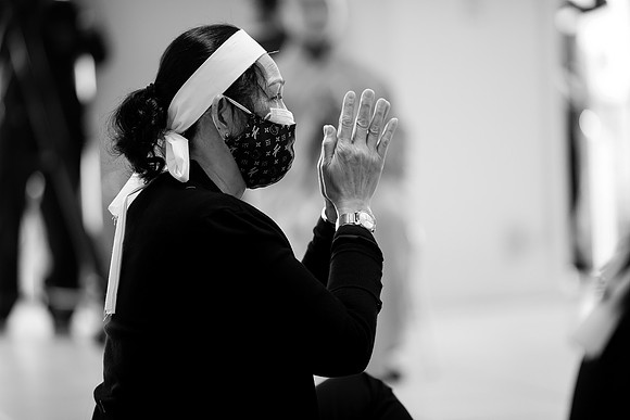 Hien's Mom Funeral-B&W (371)