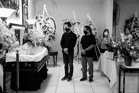 Hien's Mom Funeral-B&W (306)