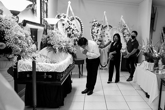 Hien's Mom Funeral-B&W (309)