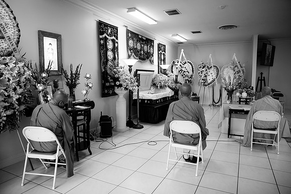 Hien's Mom Funeral-B&W (352)