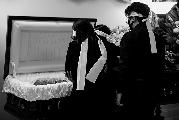 Hien's Mom Funeral-B&W (77)