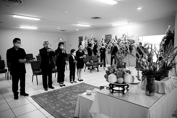 Hien's Mom Funeral-B&W (21)