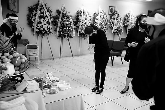 Hien's Mom Funeral-B&W (238)