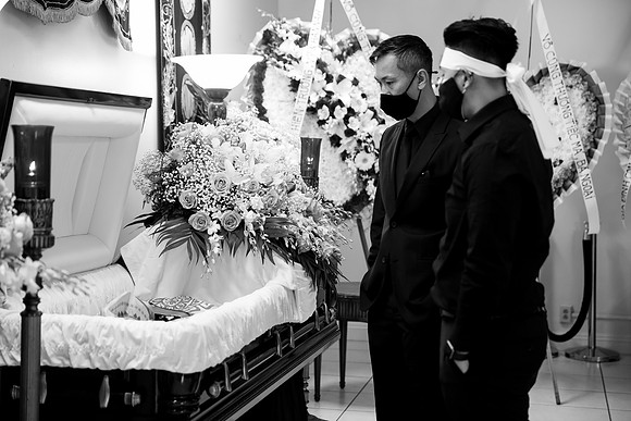 Hien's Mom Funeral-B&W (164)