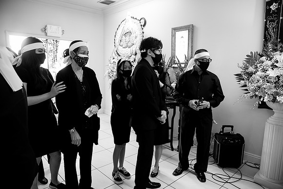 Hien's Mom Funeral-B&W (422)