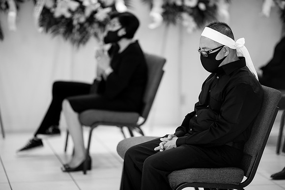 Hien's Mom Funeral-B&W (203)