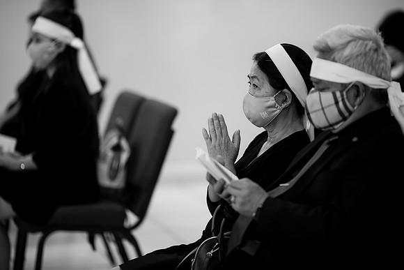 Hien's Mom Funeral-B&W (363)