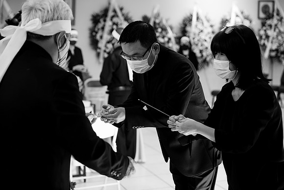 Hien's Mom Funeral-B&W (240)