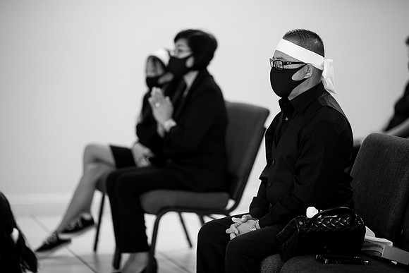 Hien's Mom Funeral-B&W (358)