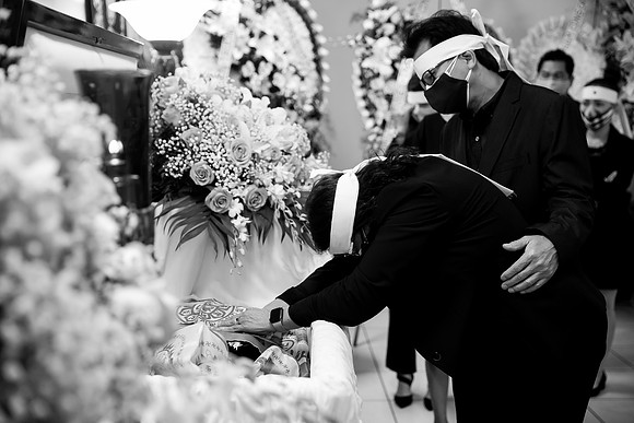 Hien's Mom Funeral-B&W (94)