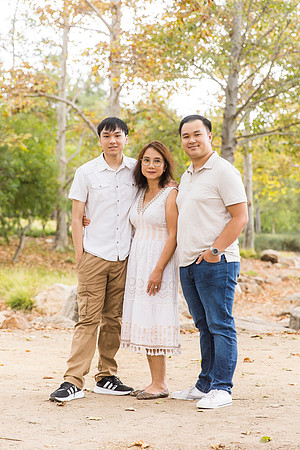 outdoor family photo in irvine by orange county wedding photographer tram bill (21)