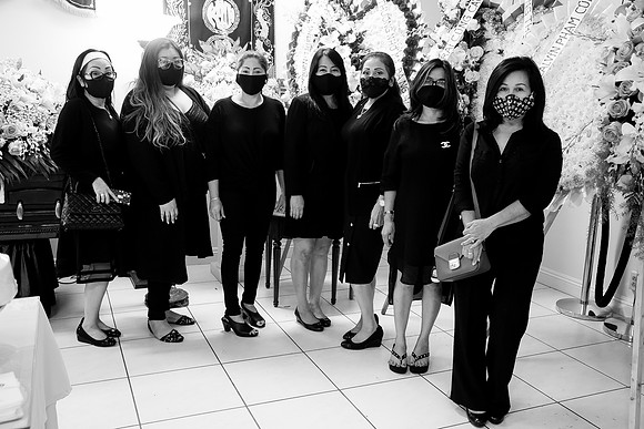 Hien's Mom Funeral-B&W (299)