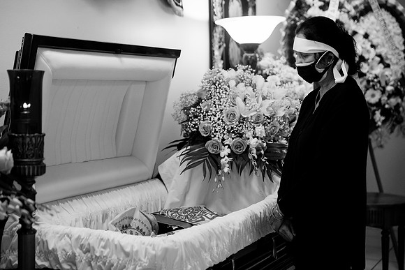 Hien's Mom Funeral-B&W (103)