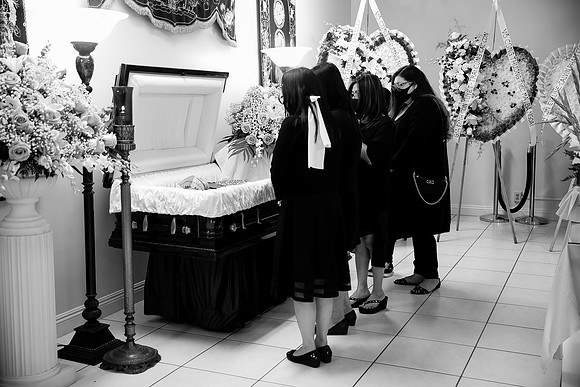 Hien's Mom Funeral-B&W (252)