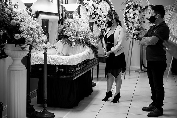Hien's Mom Funeral-B&W (266)