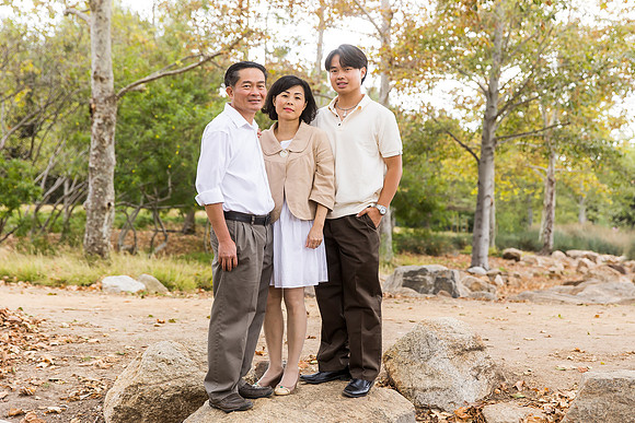 outdoor family photo in irvine by orange county wedding photographer tram bill (2)