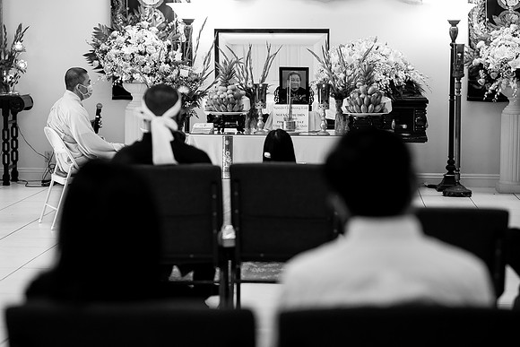 Hien's Mom Funeral-B&W (211)