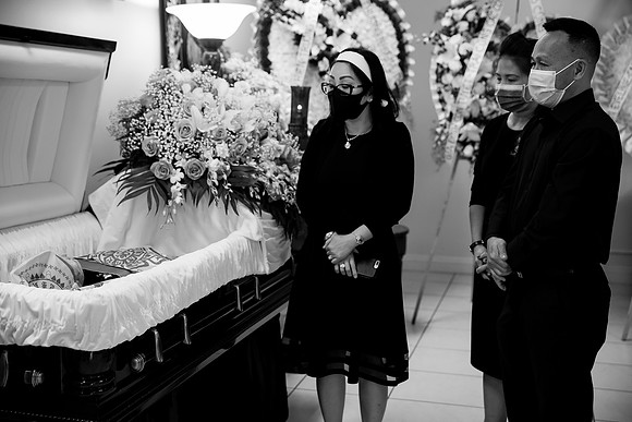 Hien's Mom Funeral-B&W (159)