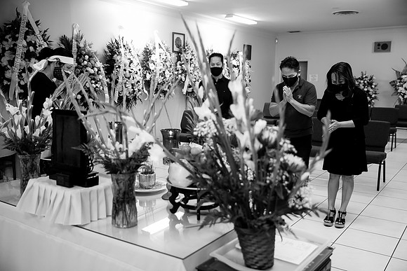 Hien's Mom Funeral-B&W (269)