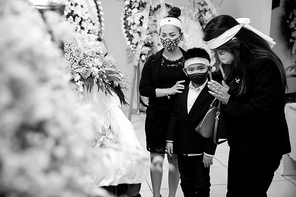 Hien's Mom Funeral-B&W (323)