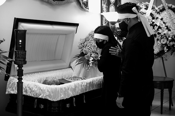Hien's Mom Funeral-B&W (78)