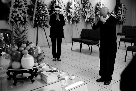 Hien's Mom Funeral-B&W (148)
