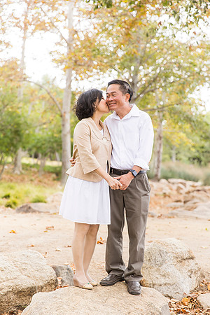 outdoor family photo in irvine by orange county wedding photographer tram bill (15)