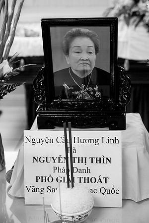 Hien's Mom Funeral-B&W (171)