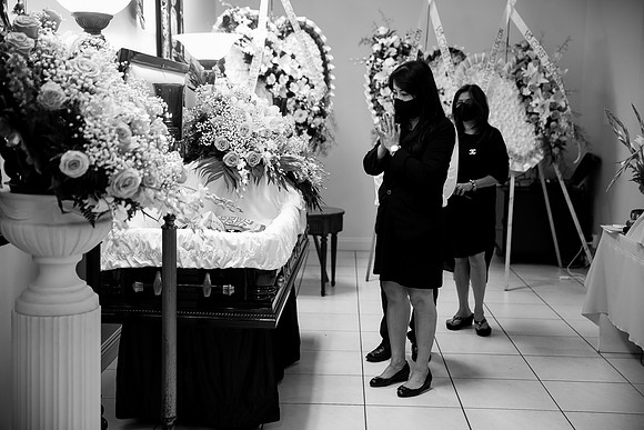 Hien's Mom Funeral-B&W (313)