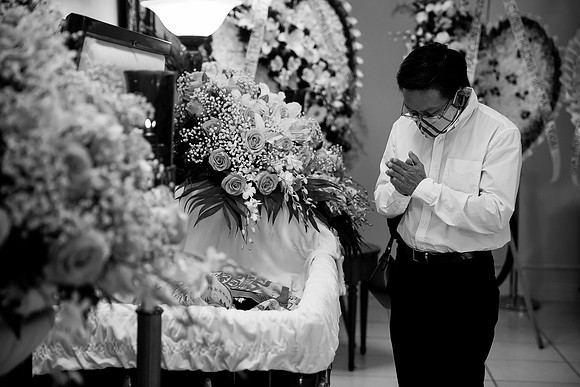 Hien's Mom Funeral-B&W (230)