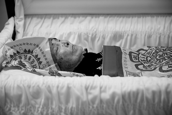 Hien's Mom Funeral-B&W (101)