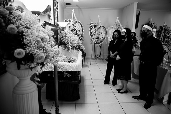 Hien's Mom Funeral-B&W (233)