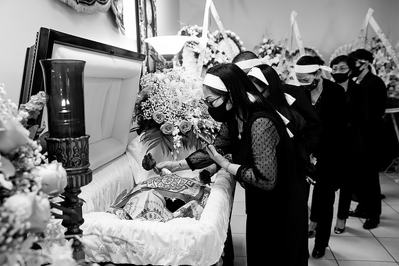 Hien's Mom Funeral-B&W (403)