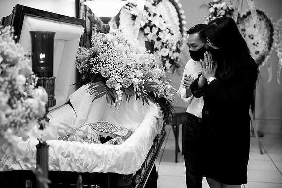 Hien's Mom Funeral-B&W (250)