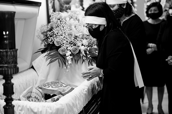 Hien's Mom Funeral-B&W (91)