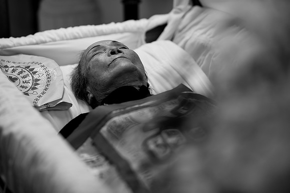 Hien's Mom Funeral-B&W (72)