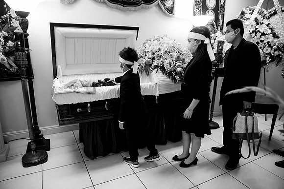 Hien's Mom Funeral-B&W (424)