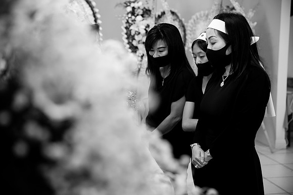 Hien's Mom Funeral-B&W (236)