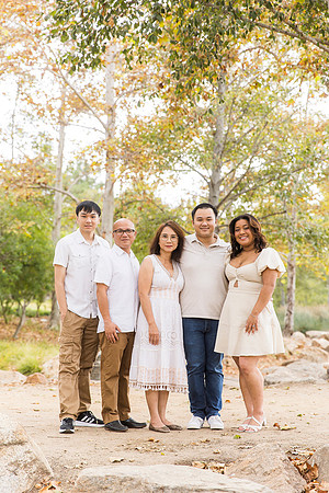 outdoor family photo in irvine by orange county wedding photographer tram bill (17)