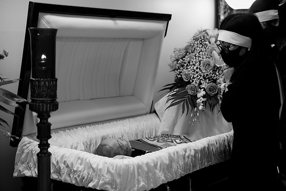Hien's Mom Funeral-B&W (79)