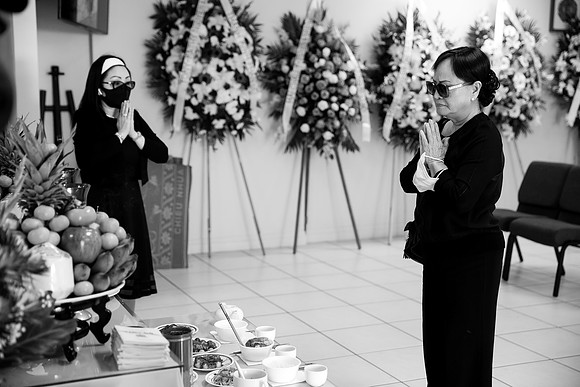 Hien's Mom Funeral-B&W (161)