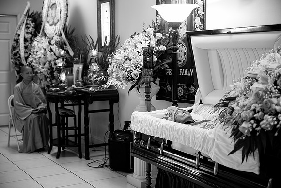 Hien's Mom Funeral-B&W (217)
